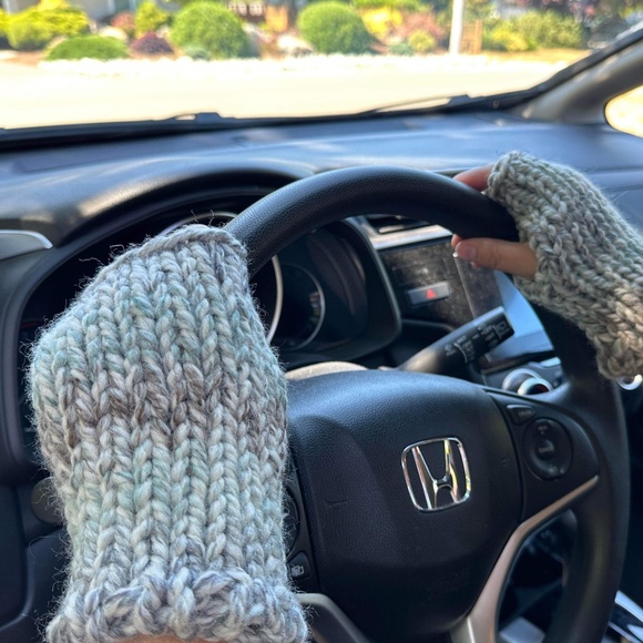 NWT Hand Knit Chunky Wool Fingerless Gloves ~ Unisex - Picture 4 of 7
